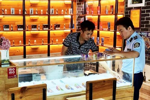 Tăng cường đấu tranh, xử lý vi phạm về kinh doanh thuốc lá điện tử