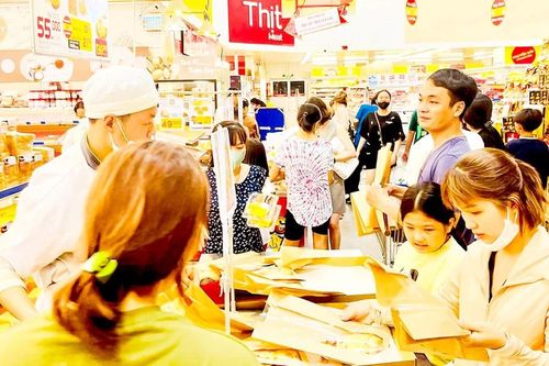 Mãi lực yếu, giá nhiều mặt hàng vẫn tăng