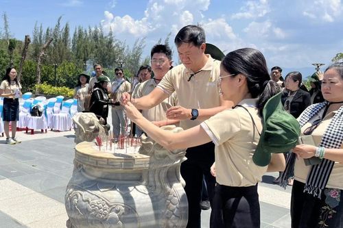 Đoàn đại biểu Công đoàn Viên chức TPHCM dâng hoa, dâng hương tưởng niệm chiến sĩ Gạc Ma