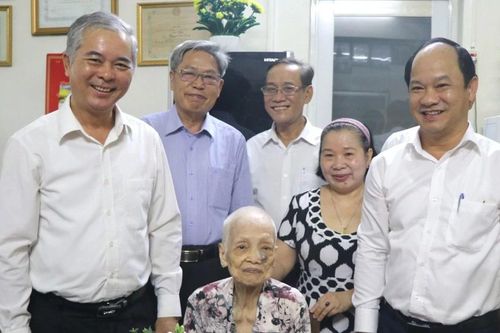 Lãnh đạo TPHCM thăm, chúc thọ người cao tuổi