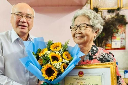 Đồng chí Phan Nguyễn Như Khuê thăm, chúc thọ người cao tuổi tiêu biểu