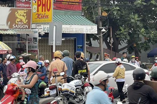 Ô tô tông 8 xe máy dừng đèn đỏ, 1 người chết, nhiều người bị thương