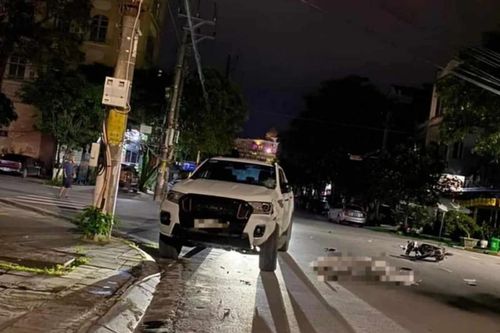 Xe ô tô bán tải va chạm xe máy khiến 3 người thương vong