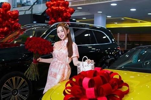 Chi Bảo tặng quà 'khủng' cho vợ thứ ba kém 16 tuổi