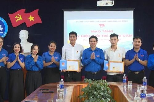 Tặng huy hiệu 'Tuổi trẻ dũng cảm' cho 3 đoàn viên cứu người đuối nước