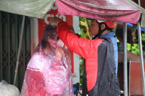 Thí sinh Lạng Sơn 'đội mưa' đi thi vào 10