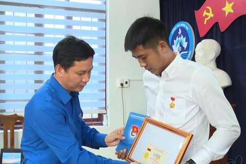 Tặng huy hiệu 'Tuổi trẻ dũng cảm' cho 3 đoàn viên cứu 5 học sinh bị đuối nước