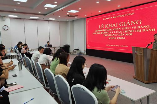 Khai giảng lớp bồi dưỡng nhận thức về Đảng và lớp bồi dưỡng lý luận chính trị dành cho đảng viên mới khóa I năm 2024