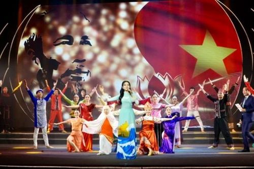 Xúc động chương trình nghệ thuật 'Con đường thế kỷ Người đi'