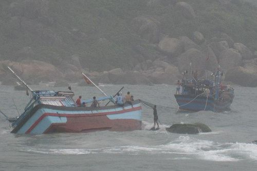 Một số cửa biển bị bồi lấp ở Quảng Ngãi, hàng trăm tàu cá phải 'ly hương'