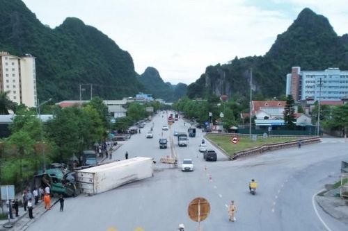 Lật xe container tại Quảng Ninh, 2 người bị thương