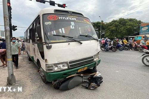 Xe khách đâm loạt xe máy, một người tử vong tại Long An
