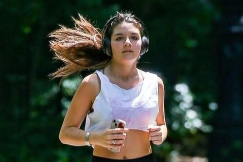 Suri Cruise khoe eo
