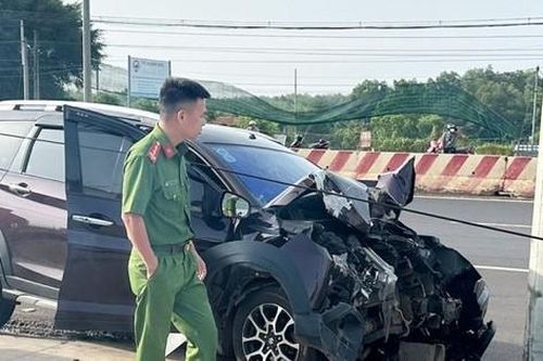 Ô tô lao vào cột điện, hai vợ chồng thương vong
