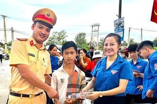 Cảnh sát mướt mồ hôi phân luồng giao thông, tiếp sức sĩ tử