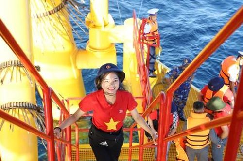 Trò chuyện với tác giả bài thơ xúc cảm về Trường Sa vào đề thi tuyển sinh lớp 10