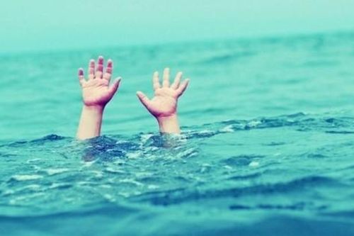 Trẻ đuối nước ở hồ bơi: Cảnh báo người lớn chỉ biết 'cắm mặt' vào điện thoại
