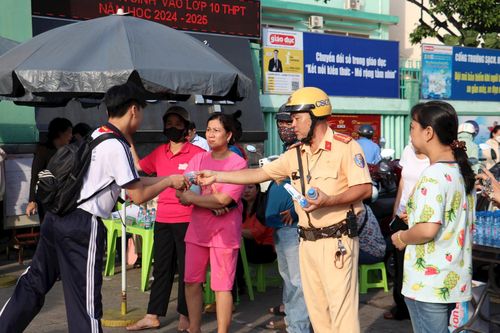 CSGT TP.HCM phát nước suối, khăn lạnh tiếp sức sĩ tử thi lớp 10