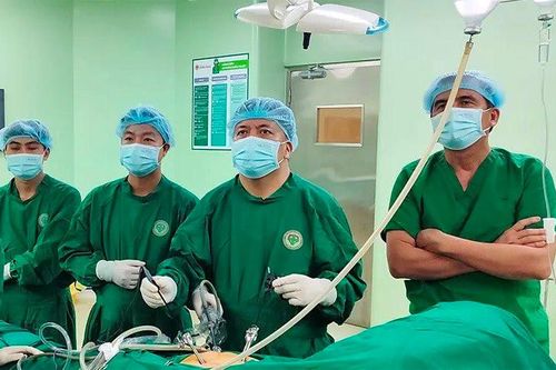 Cắt u tuyến thượng thận hiếm gặp bằng nội soi