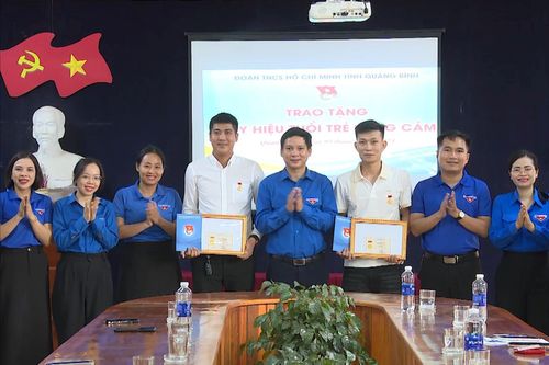 Cứu 5 em bị đuối nước, 3 đoàn viên được trao huy hiệu 'Tuổi trẻ dũng cảm'