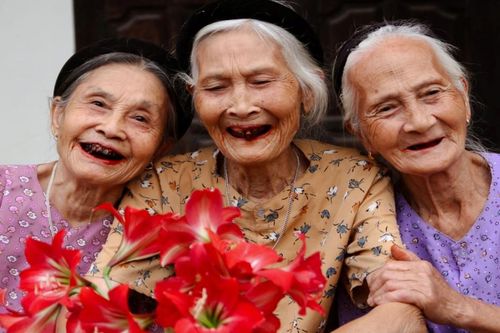 Bộ ảnh hội chị em U100 ở Phú Thọ cười tươi bên hoa khiến cộng đồng thích thú