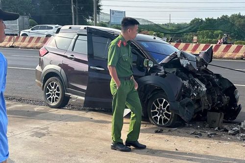 Chồng lái xe 7 chỗ bất ngờ tông trụ điện, người vợ tử vong thương tâm