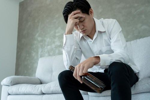 Phát hiện ra bệnh của người chồng, bác sĩ yêu cầu gọi vợ đến cùng điều trị