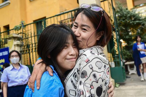Thi lớp 10 ở TPHCM: 'Con cố làm bài tốt, ra khỏi cổng trường có mẹ luôn chờ đón'