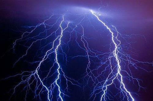 Giám đốc bệnh viện khen gia đình sơ cứu tốt cho nữ bệnh nhân Hà Nội bị sét đánh