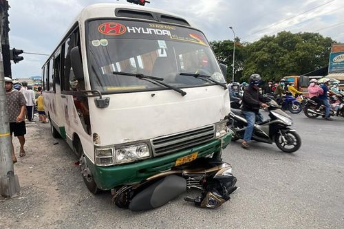 Ô tô chở công nhân va chạm liên hoàn 8 xe máy, 1 người tử vong tại chỗ