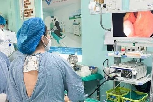 Cắt khối polyp đại tràng cho bé trai 3 tuổi