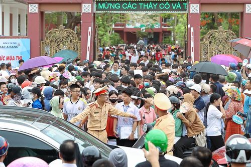Công an thành phố Vinh 'căng mình' điều tiết giao thông tại các điểm thi