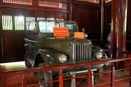 Chiếc ô tô đưa Bác về quê