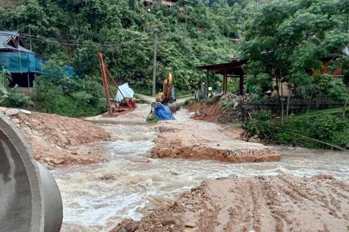 Cầu tràn ở Quế Phong bị ngập sâu trong nước do mưa lớn