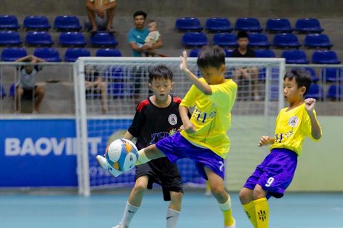 Bên lề sân cỏ Cúp Báo Nghệ An: 'Không ăn mực vẫn đen!'