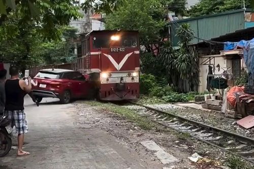 Đỗ sát đường sắt, xế hộp bị tàu hỏa đâm nát đầu