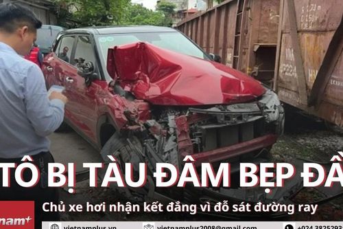 Cận cảnh vụ tàu hỏa đâm bẹp đầu ôtô Hyundai tại Hà Nội