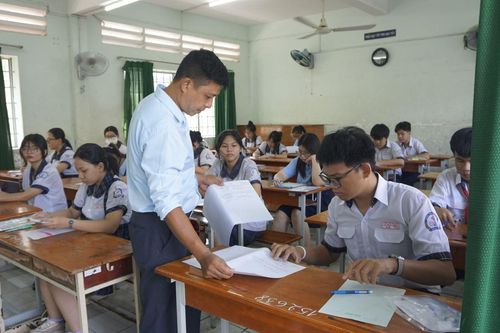 Tuyển sinh lớp 10 tại TP Hồ Chí Minh: Thí sinh hồi hộp làm bài thi môn Ngữ văn