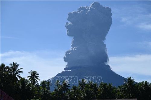Núi lửa Ibu của Indonesia liên tiếp phun trào