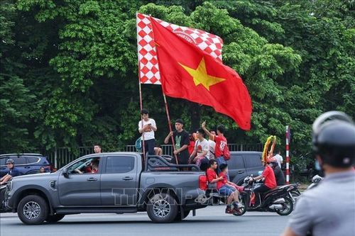 Không khí sôi động bên ngoài sân Mỹ Đình trước trận đấu Việt Nam - Philippines