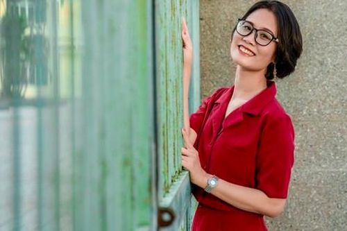 Nhà văn, MC Phương Huyền: 'Khi sống trong thế giới văn chương, nỗi đau cũng được vỗ về'