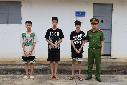 Cậy nhà, nhóm 'trống choai' vác đao kiếm chặn đường lấy tài sản