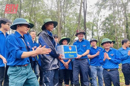 Bí thư thứ nhất Trung ương Đoàn thăm và làm việc với các đội tình nguyện hỗ trợ xây dựng đường dây 500kV tại huyện Hậu Lộc