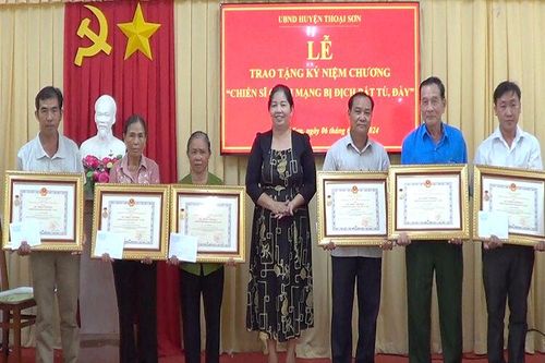 UBND huyện Thoại Sơn trao tặng Kỷ niệm chương 'Chiến sĩ cách mạng bị địch bắt tù, đày'