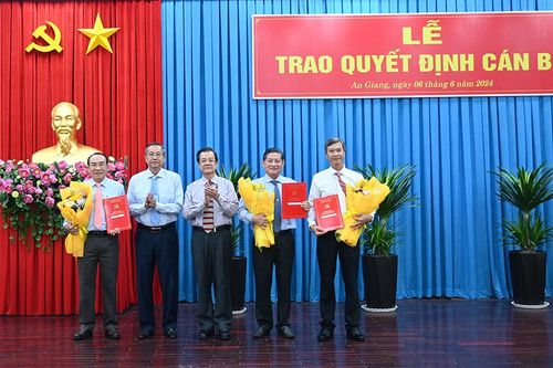 Trao quyết định cán bộ lãnh đạo Ban Nội chính Tỉnh ủy An Giang