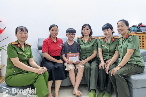 Thăm, tặng quà con đỡ đầu