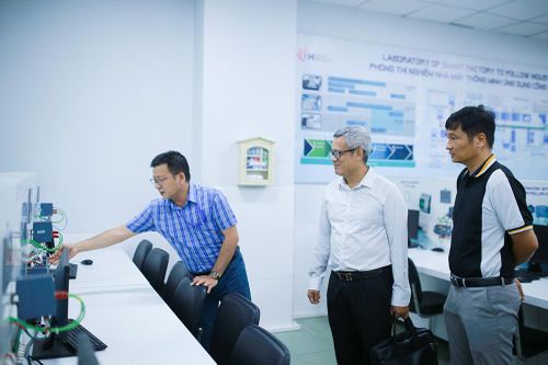 Tham quan phòng thí nghiệm nhà máy thông minh ứng dụng công nghiệp 4.0