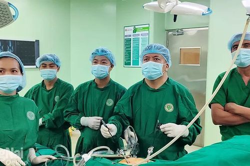 Nội soi cắt khối u tuyến thượng thận ít gặp