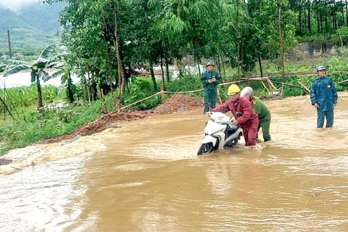 Công an huyện Yên Lập hỗ trợ đưa đón 16 thí sinh đến điểm thi an toàn