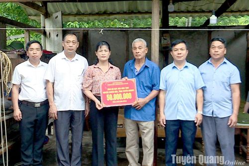 Chiêm Hóa trao kinh phí hỗ trợ làm nhà cho hộ nghèo